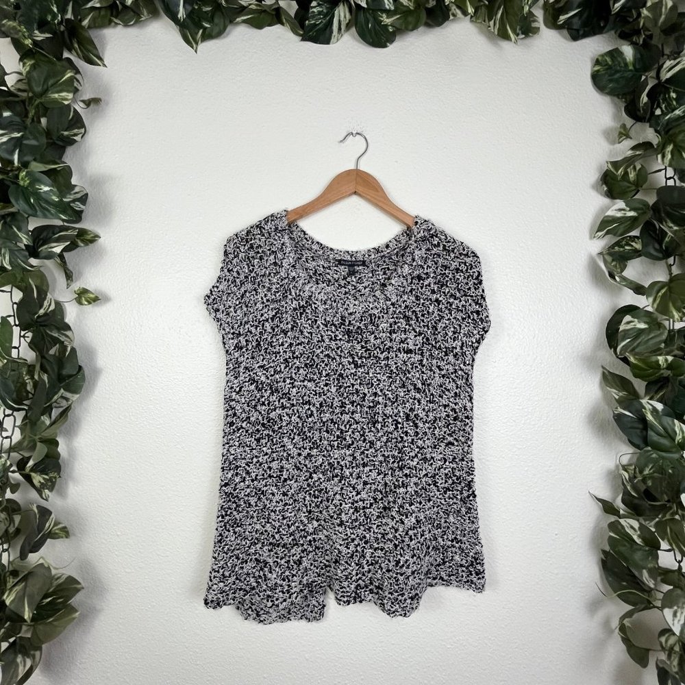 Eileen Fisher Black and White Short Sleeve Scoop Neck Blouse